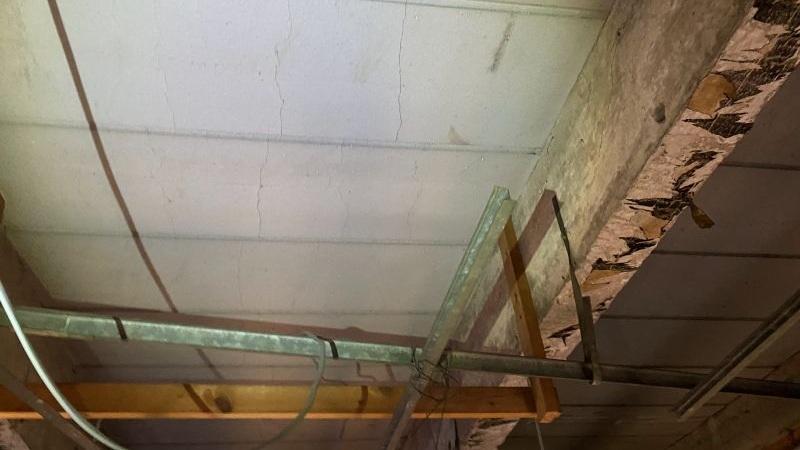 8 of 10 - RAAC Cracking due to deflection of RAAC